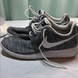 Nike Tennis Shoes women’s size 7